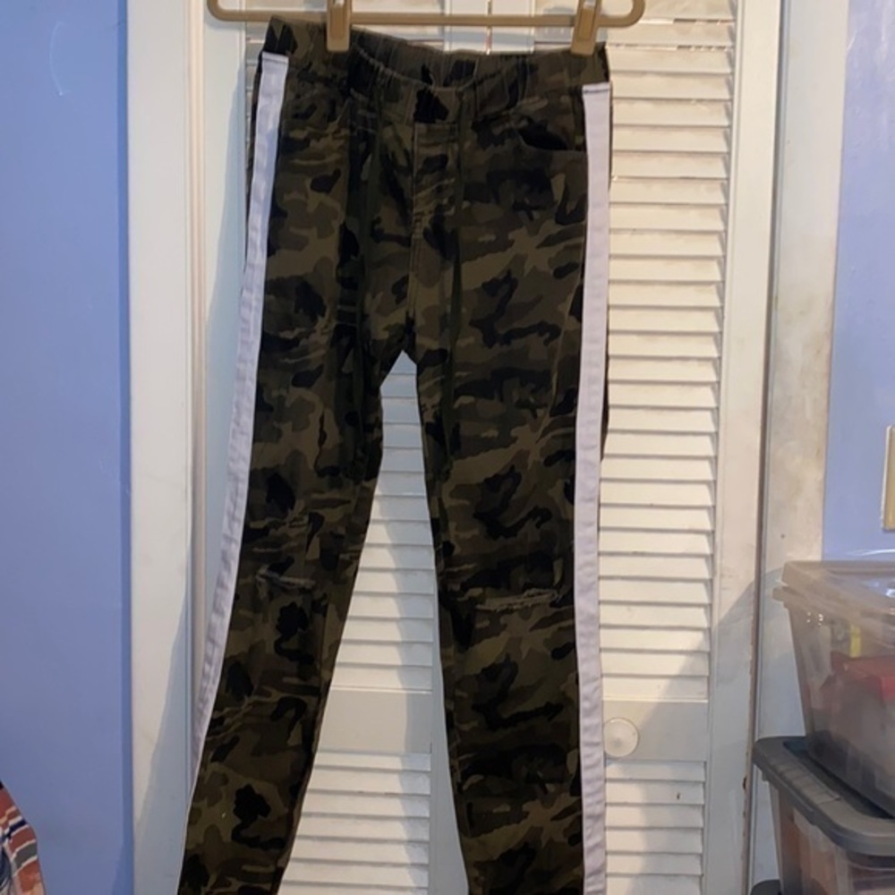 American Bazi Women’s distressed camo leggings